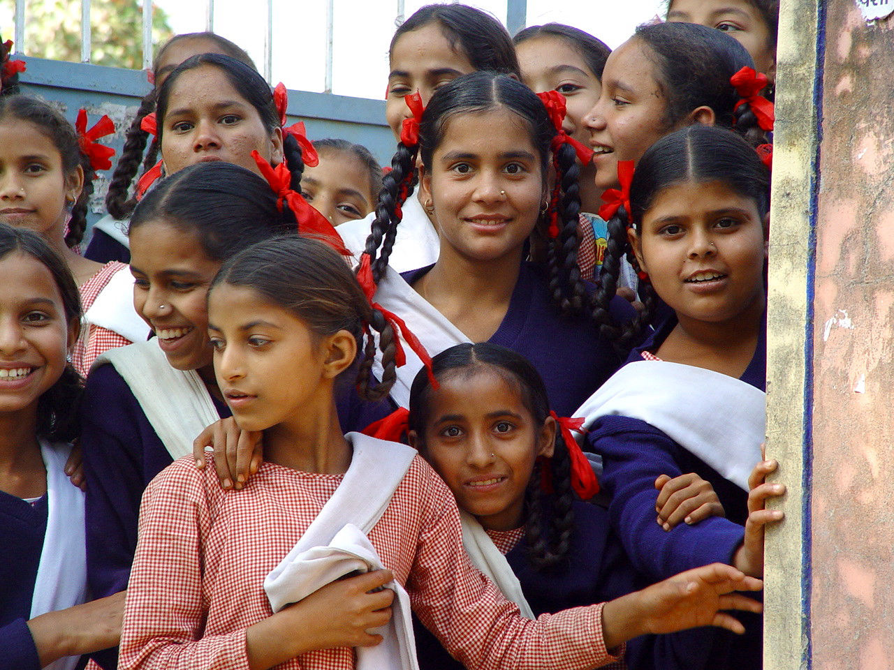 Garli schoolgirls